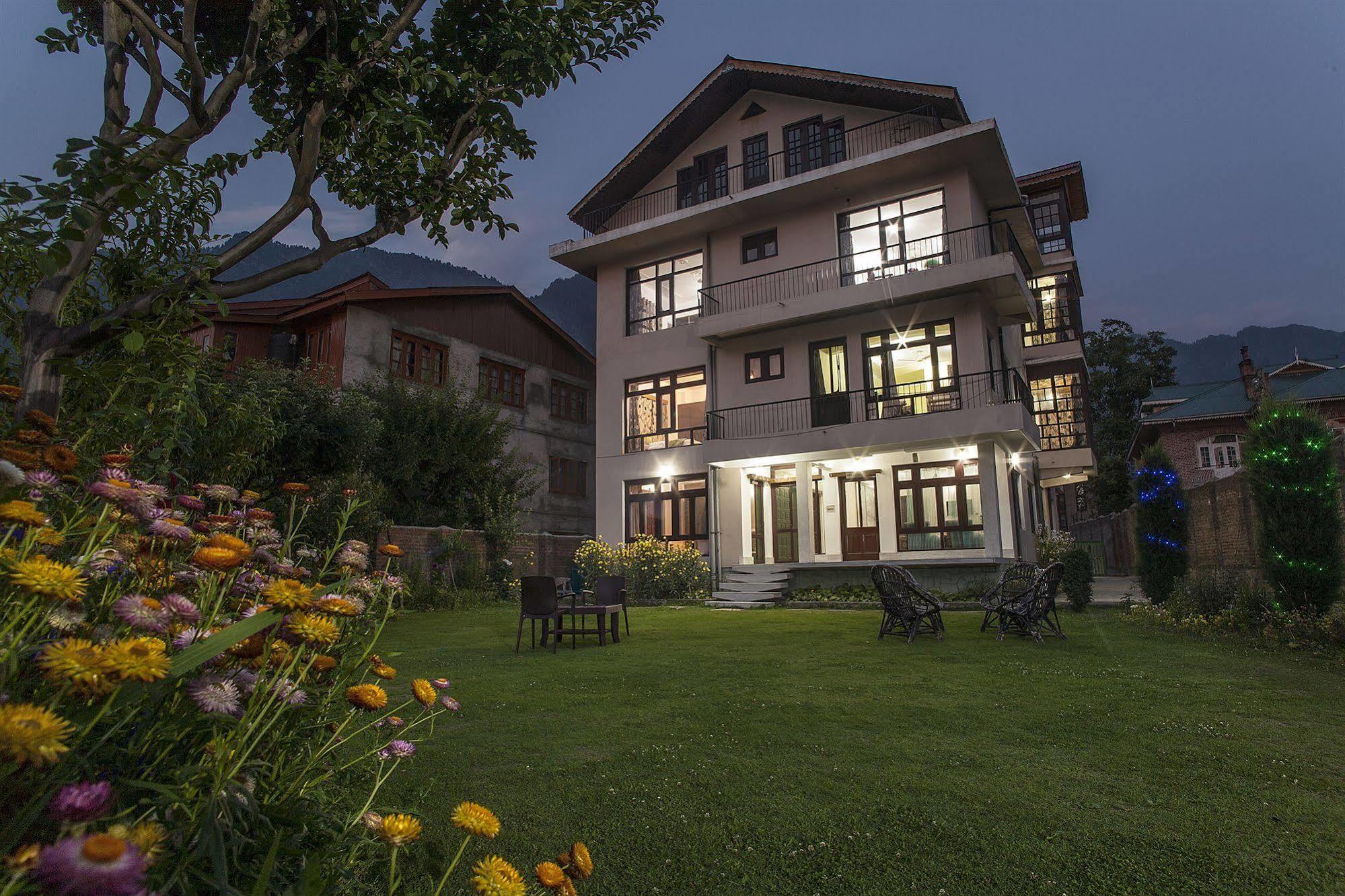 Sheesha Residency Otel Srīnagar Dış mekan fotoğraf