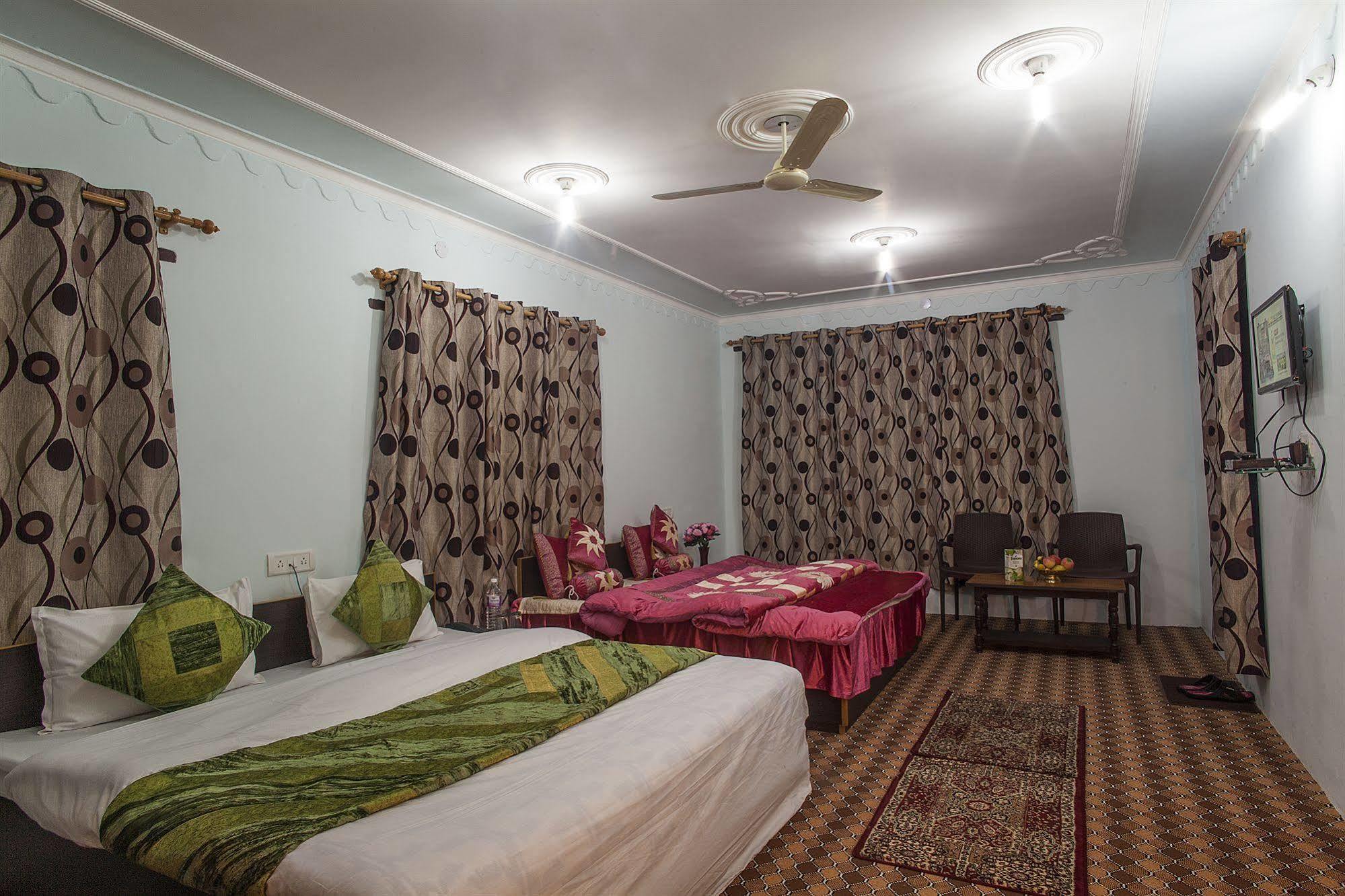 Sheesha Residency Otel Srīnagar Dış mekan fotoğraf